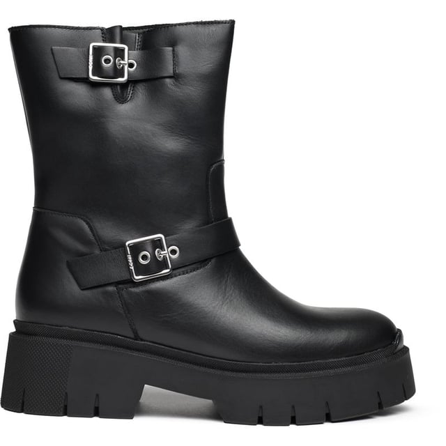 Hugo Kris Bootie Botas Este botín Kris de HUGO es una bota de estilo motero con tacón y suela de plataforma gruesa que combina un estilo atemporal con detalles cautivadores y seguros. Las hebillas plateadas y el refuerzo superior garantizan que sea fácil de poner y quitar y añaden un toque de estilo moderno a este básico de diseño. Estas botas altas combinan comodidad y moda, y marcan una clara declaración de estilo y personalidad.