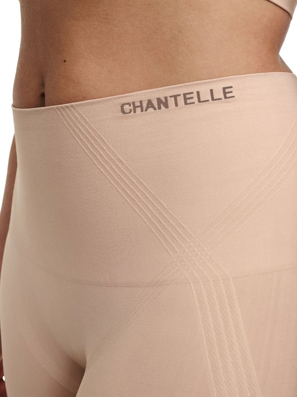 Chantelle Smooth Comfort Sculpting Long Shorts. Made with a light shaping effect that is invisible under clothing, thanks to the seamless fabric. Anti thigh chafing fabric. The product is recommended for hand wash only.