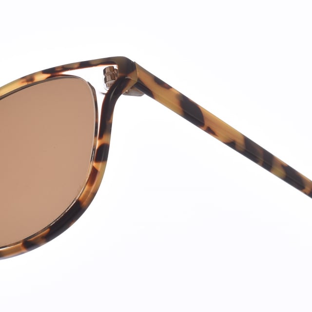 Roser sunglasses.
 Zen sunglasses with acetate frame.
 Square shape.
 Acetate temples.
 100% UV Protection.
 Includes a neutral fabric cover.
 Measures: Lens height: 45mm
 Lens width: 50 mm.
 Bridge: 20 mm.
 Temples: 145 mm.
 Composition: Acetate
 Care:
Cleaning and maintenance:
 -Clean the glasses with soap and water (neutral).
 - Do not use dirty or abrasive cloths, which may alter the characteristics of the filters.
 - Use only original accessories and spare parts.