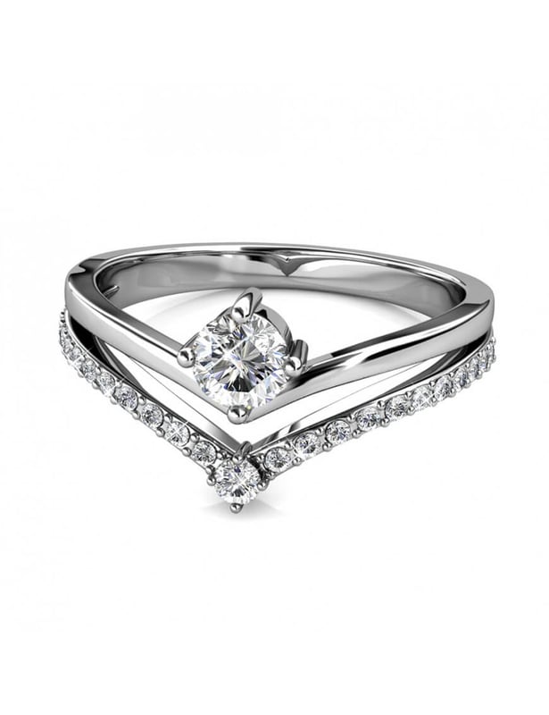 Var gudomlig med vår Zinnia-ring. Dess vackra finish och kvalitetskristaller kommer att förföra dig. Den perfekta presenten till er damer.