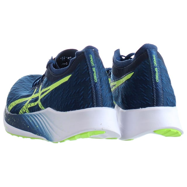 El zapato Magic Speed ​​™ está hecho para carreras o carreras de entrenamiento regulares. Ofrece la versatilidad que necesita para mover su cuerpo y su mente hacia un nuevo mejor personal. Hecho para impulsar el pie hacia adelante, la tecnología Guidesole ™ se combina con una placa de antepasado de carbono. Esto crea una sensación de rodamiento suave a medida que avanza a través de su paso. Tradicionalmente, cuando agrega más espuma a un zapato, agrega más peso. Al apilar la entresuela con FF Blast ™, este material agrega una sensación receptiva a su paso mientras mantiene el zapato ligero.