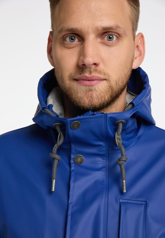 Geen vulling  De klassieke regenjas of tussenjas van Mo die niet alleen functioneel maar ook stijlvol is. Het gecoate materiaal is niet alleen waterdicht maar dankzij de gesealde naden ook winddicht, waardoor je goed beschermd bent tegen alle weersomstandigheden. De binnenvoering is gemaakt van zacht jerseymateriaal, dat ook wordt gebruikt in de capuchon en klepzakken. Naast de klepzakken is er aan de voorkant een verticale borstzak en nog een binnenzak. Een grote capuchon met trekkoorden, verstelbare manchetten en de optimale lengte zorgen bovendien voor langdurige bescherming. Effectieve luchtcirculatiegaten onder de armen zorgen voor een goed ademend vermogen. De oogjes, knopen en andere kleine details zijn versierd met hoogwaardig logo-reliëf.  Mackintosh