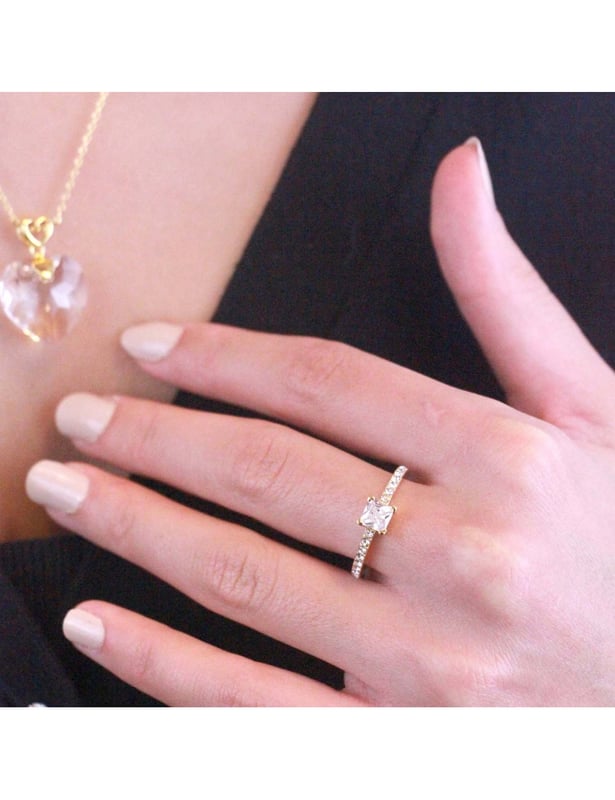 Simple Square-ringen är pläterad i 18k roséguld och infattad med gnistrande kristaller. Den kommer att vara perfekt för att ge dig en boost av utstrålning, dag som natt.