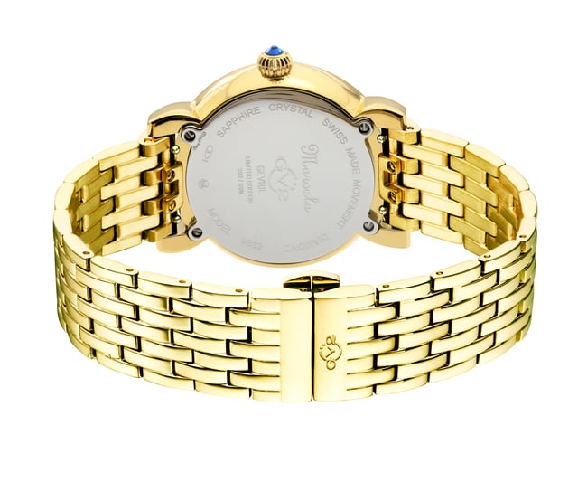 GV2 9862B Reloj Marsala de cuarzo suizo y diamantes para mujer Reloj GV2 de cuarzo suizo para mujer de la colección Marsala Caja de oro IP de 37 mm, bisel con talla de diamante Esfera MOP azul con 8 diamantes Corona estriada de vaivén con piedra de cabujón azul Brazalete de oro amarillo IP con hebilla desplegable Zafiro antirreflectante Cristal Resistente al agua hasta 50 metros/5 ATM Movimiento de cuarzo suizo Ronda 763