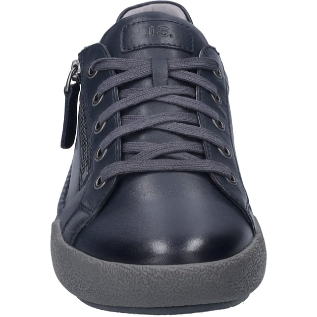 Entdecke die Welt in den neuen Claire 13 Sneakers von JOSEF SEIBEL. Diese Damenschuhe in lebendigem Indigo sind nicht nur ein Blickfang, sondern auch ein Zeugnis für modernen Tragekomfort und hochwertige Materialien. Gefertigt aus feinstem Nappa-Kalbsleder, bieten sie eine perfekte Passform und Funktion für den alltäglichen Gebrauch. Die graue Sohle aus TR und Gummi verspricht Rutschfestigkeit und Strapazierfähigkeit, ideal für alle Outdoor-Aktivitäten. Dank der herausnehmbaren Innensohle ist es möglich, ein eigenes orthopädisches Fußbett zu verwenden, was den Tragekomfort weiter erhöht. Die traditionelle Strobel-Machart, bei der der Schaft mit einer textilen Brandsohle vernäht wird, fördert nicht nur die Stabilität des Laufschuhs, sondern auch seine Langlebigkeit. Mit ihrer Schnürung und der unaufdringlichen Eleganz sind die Claire 13 Sneakers der ideale Begleiter für Freizeit und Streetwear. Sie verkörpern die Philosophie von JOSEF SEIBEL, wo moderner Komfort auf langjährige Handwerkskunst trifft und zeigen, dass wahre Qualität und nachhaltige Produktion Hand in Hand gehen. Diese Schuhe sind ein Statement gegen Fast Fashion und für eine bewusste Wahl, die den Unterschied macht.
