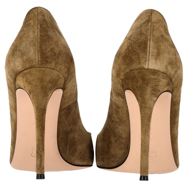 VINTAGE, RRP AS NEW
The Gianvito Rossi Pointed Pumps in Olive Suede are the perfect combination of timeless elegance and modern sophistication. Crafted from luxurious olive suede, these pumps feature a sleek, pointed toe that creates a flattering, elongated silhouette. The rich olive hue adds a unique and versatile twist, making them an ideal complement to both casual and formal outfits. The elegant heel offers a perfect balance of comfort and height, while the supple suede material ensures a soft, luxurious feel with every step. Whether worn with a tailored suit or a cocktail dress, these Gianvito Rossi pumps elevate any look with understated yet refined style.

Gianvito Rossi Pointed Pumps in Olive Suede

Condition: Very good
Signs of wear: Minor markings, Lightly used but very well maintained. Minor mark at soles & creasing, light scuffing at the soles and heels.
Packaging: None
Color: Green | olive
Material: Suede | suede
Size: EU | 37/IT37/FR38/UK4/US7
Measurements: Heel height: 90; Insole length: 270
SKU: NAPPUGBSH444494W
