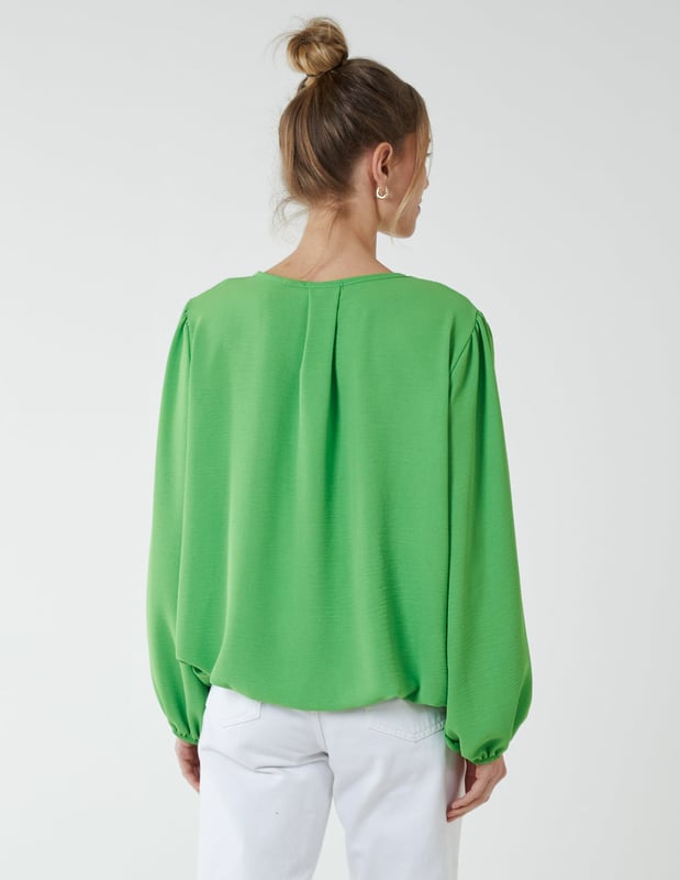 A elasticated blouson hem blouse perfect for those more casual days! This oversized top is a perfect through on and go option!