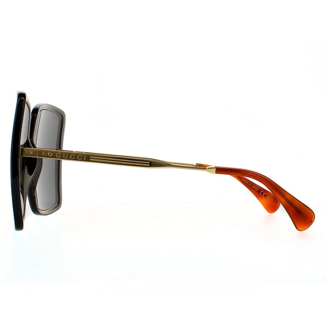 Gafas de sol cuadradas para mujer Gucci en gris con cristales y detalles en oro. Las gafas Gucci tienen lentes superoversized en forma cuadrada con montura de plástico y delgadas varillas y puente de metal en contraste. Rayas están grabadas en el metal, así como el logo de Gucci en las varillas.