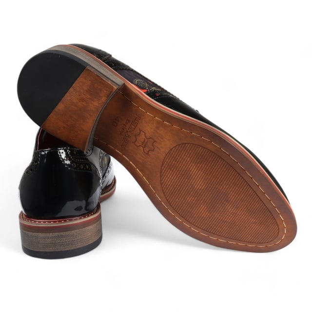 Step up your formal style with the Justin Reess Julius Men's Butterfly Print Patent Leather Brogue Shoes. These shoes feature a striking butterfly print on premium patent leather, adding unique flair to any formal outfit. With classic brogue detailing along the toe cap and edges, combined with a polished lace-up design, these shoes offer a sophisticated and timeless look. Ideal for weddings, business meetings, and special occasions, they bring elegance and personality to your wardrobe.

Unique Butterfly Print for standout style
High-Quality Patent Leather for a sleek, polished look
Classic Brogue Detailing for added sophistication
Versatile Formal Wear perfect for any formal event