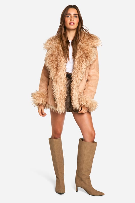 Wrap up in the latest coats and jackets and get out-there with your outerwearBreathe life into your new season layering with the latest coats and jackets from boohoo. Supersize your silhouette in a padded jacket, stick to sporty styling with a bomber, or protect yourself from the elements in a plastic raincoat. For a more luxe layering piece, faux fur coats come in fondant shades and longline duster coats give your look an androgynous edge.