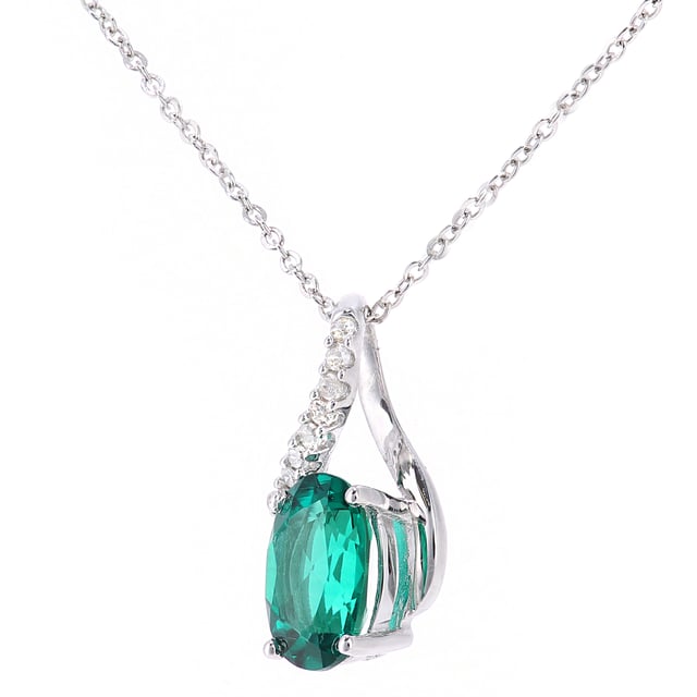 9K (375) witgoud: 1,11 gram; # Diamant: 0,04 ct; # Gemaakte smaragd: 0,7 ct