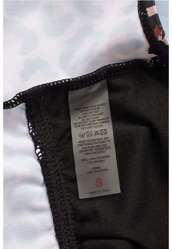 Parte superior de tankini estiloso con estampado de leopardo y bikini de color sólido  
Diseño con volantes para un toque femenino  
Estampado de leopardo de moda  
La parte superior del tankini proporciona una amplia cobertura y soporte  
Bikini de color sólido para un ajuste cómodo y favorecedor  
Fabricado con materiales de calidad para durabilidad y lujo  
Perfecto para días de playa o relajarse al borde de la piscina  
Renueva tu colección de trajes de baño con este conjunto a la moda