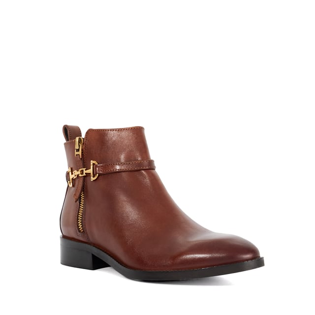 Crafted from soft leather and featuring a distinctive metal buckle detail, our Parklyn ankle boots combines style with practicality. Designed to be worn on repeat,this style showcases a round toe for added comfort and a convenient pull tab for easy on and off.