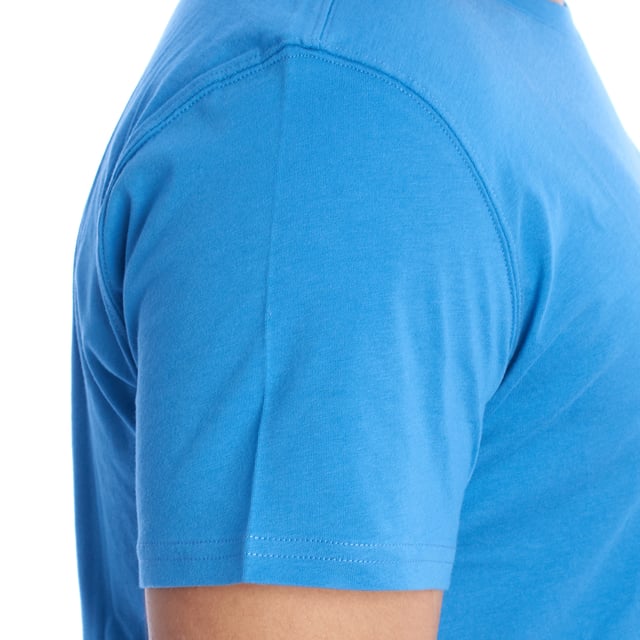 Camiseta de hombre manga corta de La Martina.

Una prenda que equilibra estilo y comodidad, la camiseta de La Martina destaca por su diseño minimalista y los detalles distintivos que reflejan el carácter de la marca. 

Detalles:

- Confeccionada en algodón suave y ligero, ideal para garantizar frescura y confort.
- Estampado en el pecho con el año y la ciudad que destacan los orígenes y la autenticidad de la marca.
- Logotipo bordado en la manga.
- Corte regular.
- Cuello redondo clásico y costuras reforzadas que aseguran durabilidad y resistencia.
- Perfecta para combinar con vaqueros o bermudas, ideal para looks casuales.

Esta camiseta de manga corta para hombre combina calidad excepcional y un diseño único. Ideal para ocasiones informales, aporta un estilo casual y moderno que resalta la esencia de La Martina.
 Composición: 100% Algodón
 Cuidados:
- Lavar máximo a 30°C en ciclo delicado.
- No usar lejía ni blanqueadores.
- Planchar a baja temperatura, preferiblemente del revés.
- No usar secadora.