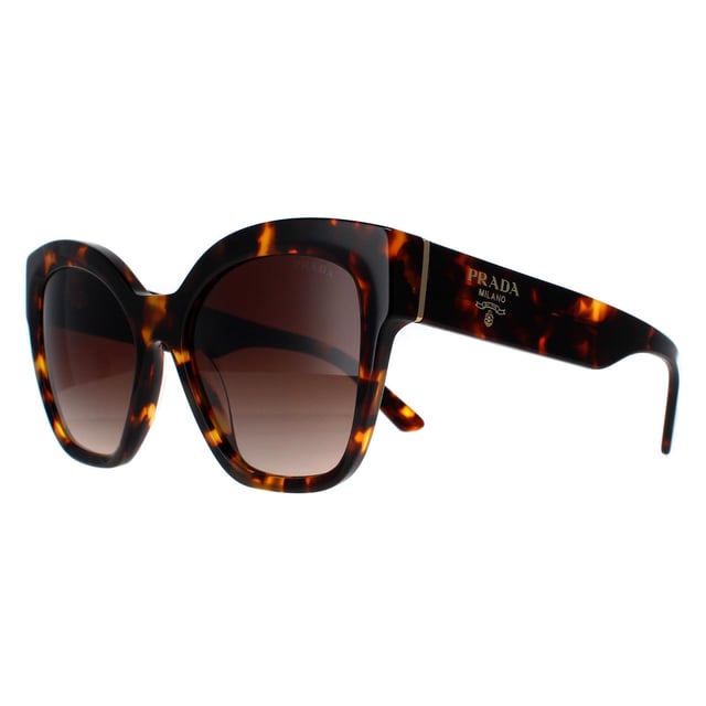 Prada PR17ZS VAU6S1 honey tortoise brown gradient zonnebril is een glamoureus ontwerp gemaakt van hoogwaardig acetaat materiaal dat duurzaamheid en comfort garandeert. De slapen zijn versierd met het iconische Prada logo, wat een vleugje verfijning toevoegt. Deze zonnebril is perfect voor elke gelegenheid, of het nu een dagje in de zon is of een avondje uit in de stad.