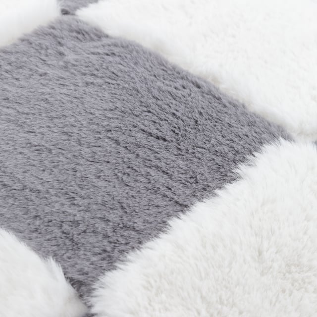 You will never feel anything as soft as the Cozee Check cushion! This oversized trending checkerboard pattern is made from the most snuggly faux fur and is just as good on the reverse too! Available in a range of joyful colours, this design will sit perfectly in any modern home. Size:50 cm x 50 cm