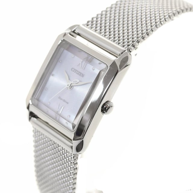 Diese Citizen  Analog Uhr für  Damen ist das perfekte Accessoire zum tragen oder verschenken. Ihr Silber  Rechteckig Gehäuse kombiniert mit dem bequemen Silber Armband aus  Edelstahl garantiert, dass Sie diese atemberaubende Uhr kompromisslos genießen werden. Angetrieben von einem hochwertigen Eco-Drive Uhrwerk und wasserdicht bis 5 bars, läuft Ihre Uhr stets weiter. Diese Uhr verfügt über eine Eco-Drive-Technologie (wird von jeder Lichtquelle aufgeladen; benötigt keine Batterie) und wird mit einem auswechselbaren Band geliefert: ECOPET® Band / Blau -Diese Analog Uhr verfügt über eine funktion: Solar Diese hochwertige Uhr hat ein Silber Edelstahl Band ( 19 cm Länge und 15 mm Breite) mit einer Faltschliesse Gehäusedurchmesser:  mm,Gehäuse Höhe: 7 mm, Gehäusefarbe: Silber, Zifferblattfarbe: Silber