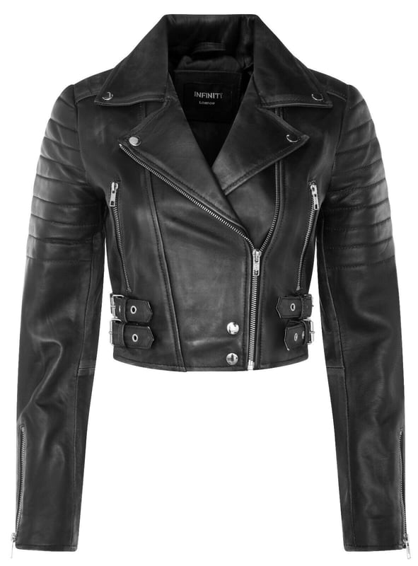 Gönnen Sie sich Luxus und modernen Stil mit unserer exquisiten Lederjacke. Das macht es zu einem Must-Have:  
 Höchste Weichheit: Gefertigt aus ultraweichem Leder mit Premium-Nappa-Finish Jacke ist ein haptischer Genuss, der sich luxuriös auf der Haut anfühlt. 
 Cropped Chic: Die zeitgemäße, verkürzte Länge und das figurbetonte Design sorgen für einen modischen und eleganten Look schmeichelnder Look, der perfekt zu jedem Anlass passt. 
 Besondere Details: Gesteppte Schultern und verlängerte vertikale Reißverschlusstaschen verleihen dieser Jacke einen Hauch von Raffinesse und Einzigartigkeit Design. 
 Anpassbarer Komfort: Mit Reißverschlussmanschetten können Sie die Ärmel für einen individuellen Look hochkrempeln, während eine mit Schnallen verstellbare Taille dies ermöglicht die perfekte Passform und das perfekte Tragegefühl. 
 Kultiges Flair: Das breite, fallende Revers greift den klassischen Brando-Stil auf und verleiht diesem modernen Modell einen zeitlosen Hauch von Flair Meisterwerk.  Diese Jacke ist mit hochwertigem Satin gefüttert und mit einem außermittigen YKK-Reißverschluss versehen und kombiniert Komfort mit hochwertiger Mode. Mit zwei Außentaschen mit Reißverschluss und gesteppten Details ist es der Inbegriff von Eleganz und Vielseitigkeit für modebewusste Menschen.