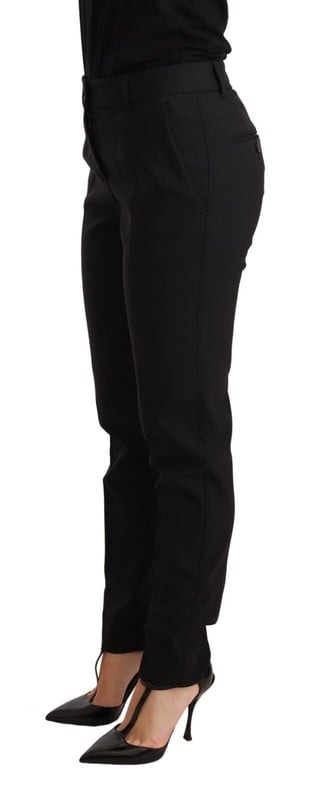 Marca: Dolce & Gabbana  
100% Auténtico  
Pantalones de cintura media  
Silueta ajustada  
Pliegues prensados  
Pantalones tapered  
Corte regular  
Material: 99% Lana Virgen 1% Elastano  
Color: Negro  
Cierre con cremallera y botón  
Detalles de logo  
Hecho en Italia  
Material: 99% Lana Virgen 1% Elastano