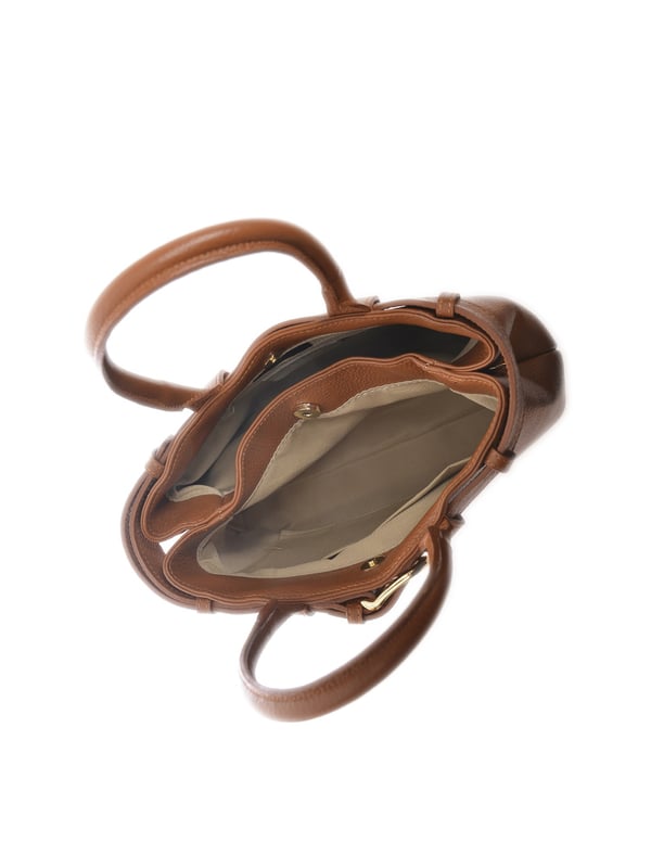 Bolso de mano  
100% cuero de vaca  
Cierre magnético superior  
Bolsillo interno con cremallera  
Dos compartimentos  
Dimensiones: 22x31x10.5 cm  
Asa: 37 cm  
Correa para el hombro: 120 cm
