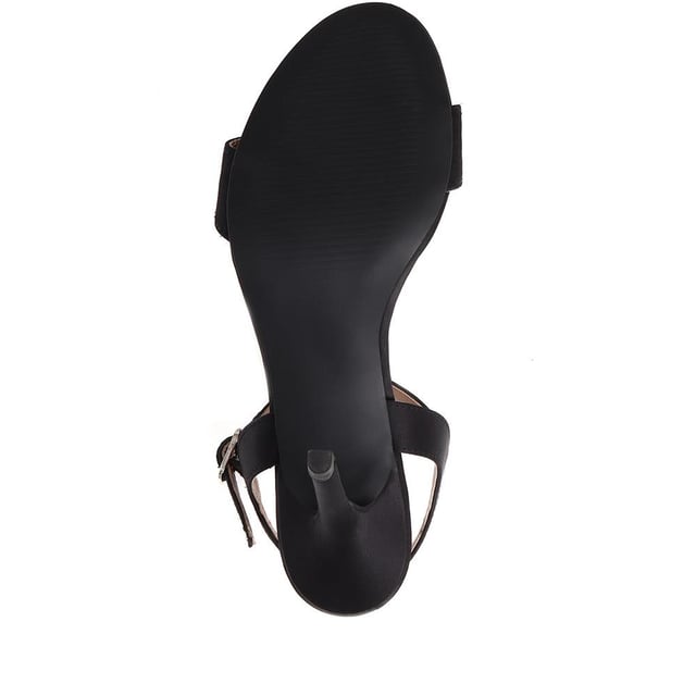 Strut into style with satin elegance. Classic cut meets undeniable allure, creating sandals that are always on the guest list. Crafted with full leather linings, our KINSLEY stiletto sandals combine cushioned comfort with timeless tailoring. Every party deserves a touch of timeless glamour.