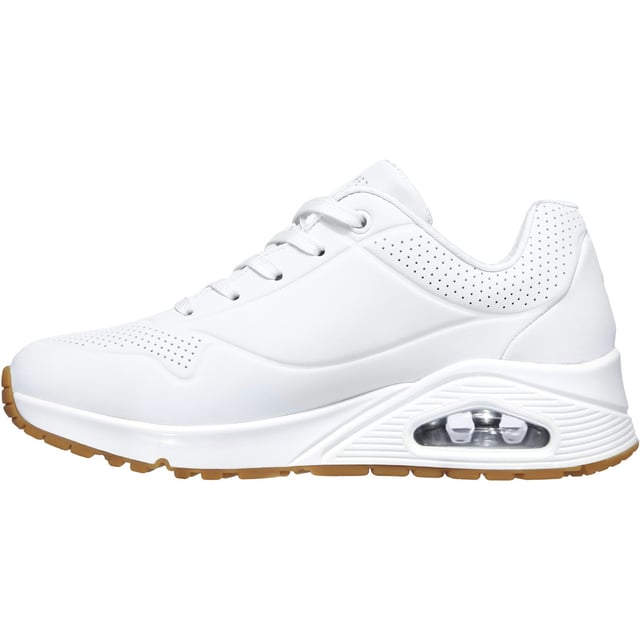 Klassiek luchtkussencomfort krijgt een frisse update in de Skechers Street Uno - Stand on Air. Deze veterschoen heeft een glad bovenwerk van geperforeerd synthetisch materiaal met een Air-Cooled Memory Foam binnenzool en een zichtbare Skech-Air middenzool met luchtkussentjes.