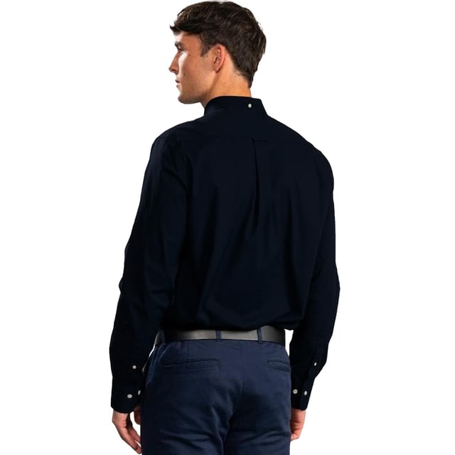 Hechos a mano con algodón ligero y transpirable, estos Gant Originals cuentan con un cuello con botones y el logotipo clásico de la marca en el pecho. La camisa Regular Fit Indigo es un clásico preppy esencial que te llevará a través de los meses más cálidos y más allá. CAMISA GINT OXFORD