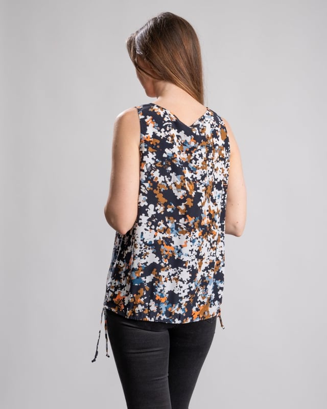 A lightweight blouse created in luxurious silk by BOSS Womenswear. Offering an easy-wear regular fit, this sleeveless top is printed all over with a statement puzzle pattern and features adjustable drawstrings at the hem that create a subtle ruched effect. Team it with indigo denim to give the print maximum impact.
100% Silk
50389737