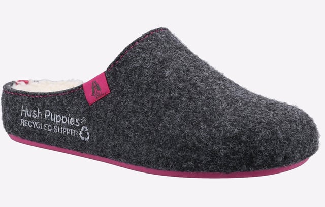 Trots vervaardigd van een boven- en voering van 90% gerecycled polyester. De goede pantoffel is een must-have dit seizoen met zijn superzachte biologisch katoenen sok en 100% gerecycled schuimbed. Gemaakt met een duurzame natuurlijke rubberen zool voor extra grip en comfort.