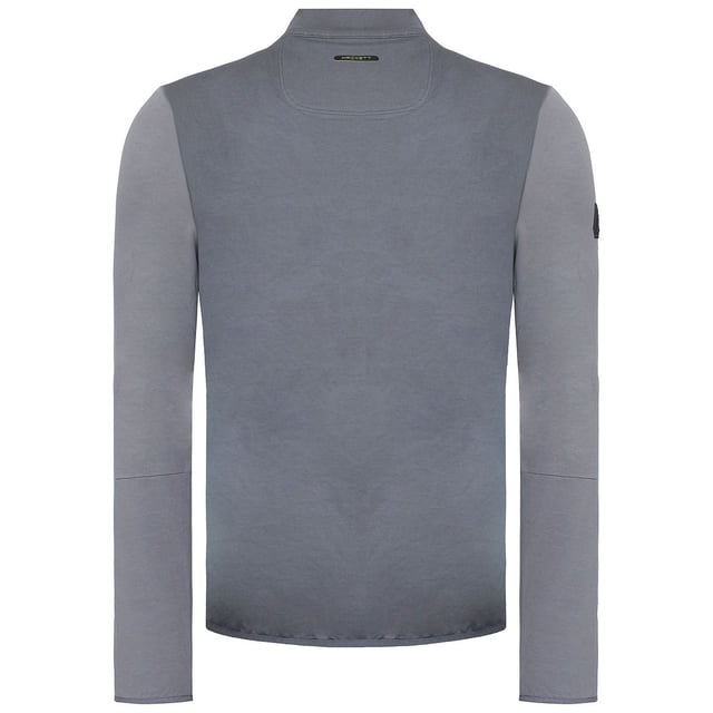La chaqueta gris Hackett Aston Martin Racing Cool Down para hombre es una prenda exterior deportiva y con estilo que combina la elegancia de Hackett London con la herencia de competición de Aston Martin. Esta chaqueta está cuidadosamente diseñada para proporcionar comodidad, funcionalidad y un toque de sofisticación para diversas ocasiones. Estas son las principales características de esta excepcional chaqueta gris:

 Material de primera calidad:  Confeccionada con un tejido de alta calidad, esta chaqueta ofrece comodidad y durabilidad. Suele estar confeccionada con una mezcla de poliéster y otros materiales, lo que garantiza una construcción ligera pero robusta.

 Colaboración con Aston Martin Racing:  Esta chaqueta forma parte de la colección Aston Martin Racing, una colaboración entre Hackett London y la emblemática marca automovilística británica Aston Martin. Refleja la herencia de las carreras y el estilo asociado a Aston Martin.

 Color gris: La chaqueta se presenta en un versátil y deportivo color gris. El gris es una elección popular para prendas exteriores deportivas e informales debido a su capacidad para complementar una amplia gama de atuendos.

 Diseño deportivo:  El diseño de la chaqueta se inspira en el mundo del motor. Suele llevar una marca llamativa, gráficos inspirados en las carreras y detalles que rinden homenaje al legado de Aston Martin en el mundo de la competición.

 Cierre de cremallera: La parte delantera de la chaqueta está equipada con un cierre de cremallera completa, que permite ponérsela y quitársela fácilmente y regular la temperatura.

 Bolsillos funcionales:  La chaqueta incluye a menudo prácticos bolsillos, como bolsillos con cremallera en los laterales, que proporcionan un espacio de almacenamiento seguro para pequeños objetos esenciales o para mantener las manos calientes.

 Cuello y puños acanalados:  La chaqueta puede presentar cuello y puños acanalados, que no solo contribuyen a la estética deportiva, sino que también ayudan a sellar el aire frío y proporcionan un ajuste cómodo.