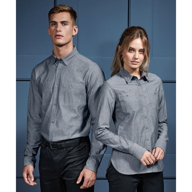 100% Bio-Baumwolle. Gewebe: Chambray-Stoff. Design: Unifarben. Bündchen: anpassbar, Mit Knöpfen. Zwei Rückenfalten, Brustabnäher, Doppelnadel-Stich. GSM (Gramm pro Quadratmeter): 160. Taschenart: 2 Brusttaschen, Stiftetasche. Button-Down-Kragen, Mit Kragen. Saum: Geschwungener Saum. Nachhaltigkeit: Fairtrade. Langärmlig. Sicherheitsstandards: OEKOTEX, Sedex.