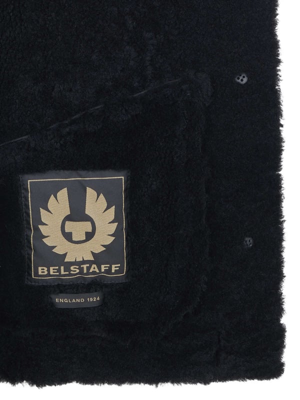 100% Lammfell; Belstaff Jacke; Modell: 255579; Hochwertig verarbeitet; Weiches Lammfell; Zwei Vordertaschen; Reverskragen; Verschluss: Knöpfe; Belstaff Logo-Details