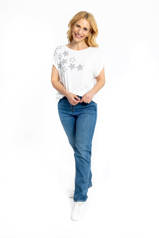 Esta elegante camiseta tiene un tacto suave, mangas enrolladas sutiles y un corte relajado. El favorecedor escote redondo y el diseño de destellos con tachuelas hacen de esta camiseta una opción ideal para combinarla con una falda de satén o pantalones elegantes, o llevarla de manera más casual con jeans o joggers.

Hemos clasificado esta camiseta en tallas S/M/L debido a su corte relajado y versátil. Talla de arriba 8-10 = Pequeña, 12-14 = Mediana y 16-18 = Grande.

Disponible en 3 colores

95% Viscosa, 5% Elastano

Lavado a máquina a 30°