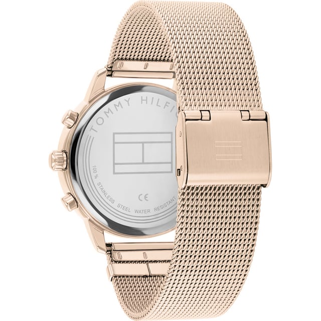 Diese Tommy Hilfiger Aspen Multi Zifferblatt Uhr für  Damen ist das perfekte Accessoire zum tragen oder verschenken. Ihr Rosagold 38 mm Rund Gehäuse kombiniert mit dem bequemen roségold Armband aus  Edelstahl garantiert, dass Sie diese atemberaubende Uhr kompromisslos genießen werden. Angetrieben von einem hochwertigen Quarz Uhrwerk und wasserdicht bis 3 bars, läuft Ihre Uhr stets weiter.