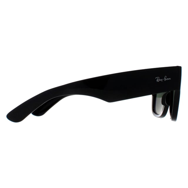 Las gafas de sol Ray-Ban Square Unisex Pulidas Negro Verde Polarizadas RB0840S Mega Wayfarer están fabricadas con precisión y estilo. Estas gafas de sol tienen una montura atrevida y de gran tamaño que irradia confianza y sofisticación. Las líneas limpias y la silueta llamativa ofrecen un diseño progresivo y una protección UV excepcional, manteniendo sus ojos protegidos al tiempo que hace una declaración de moda audaz.