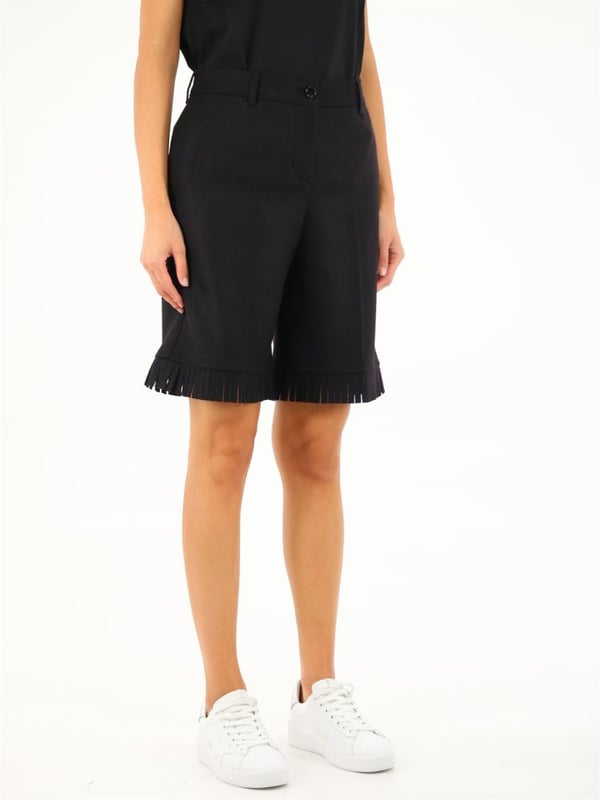Black shorts made of wool with fringed hem detail. They feature two side pockets, front zip and button closure, belt loops and two back pockets.The model is 178 cm tall and wears a size 6/38 IT