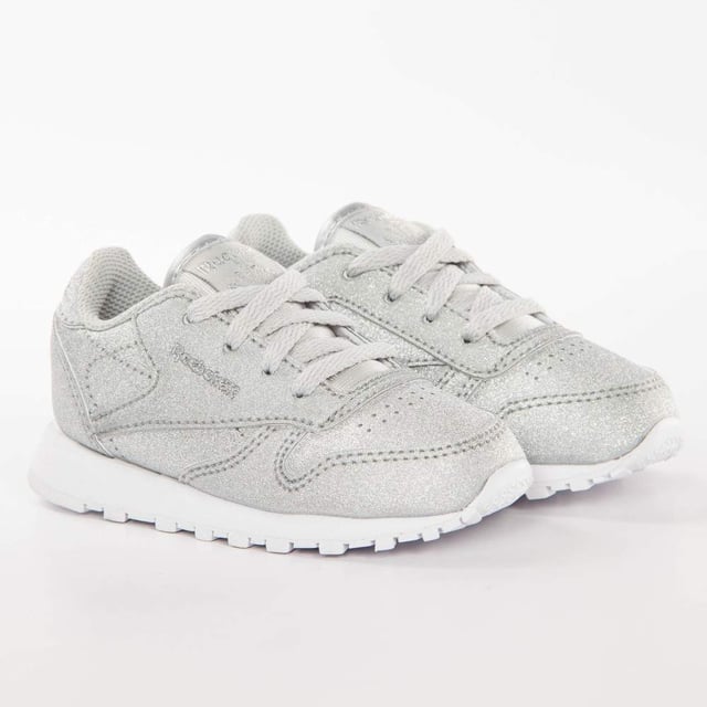 Reebok Classic Kinder Sneaker Mädchen Grau Synthetik. Authentischer Schuh der Marke Reebok - Streetwear/Sportswear-Design von Reebok - Reebok für modebewusste Mädchen, perfekt für den Alltag - Der graue Reebok Sneaker lässt sich perfekt mit dem Rest Ihrer Garderobe kombinieren - bequeme Synthetikmaterialien - klassische elastische Schnürsenkel - Classic Kids - Synthetik