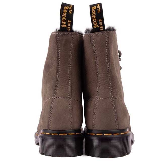 Botas grises con cordones Dr. Martens 1460 Serena para mujer. con una parte superior de cuero. con un sistema de cordones de 8 ojales y la firma AirWair en el talón. Estas botas altas para mujer tienen un suave forro de piel sintética. El inconfundible ADN del DOC como las icónicas costuras amarillas. Marca AirWair y suela Goodyear con amortiguación de aire y banda de rodadura resistente.