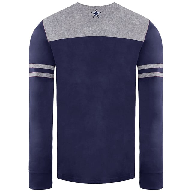 La camiseta Fanatics NFL Dallas Cowboys Paneled para hombre es una camiseta elegante y cómoda diseñada para los seguidores del equipo de fútbol americano Dallas Cowboys de la NFL. Estas son algunas de las principales características y detalles de esta camiseta:

 Mercancía oficial de la NFL:  Este top es un producto con licencia oficial de la NFL, lo que garantiza su autenticidad y calidad.

 Logotipo y colores del equipo: La parte superior suele llevar el logotipo y los colores del equipo de los Dallas Cowboys, lo que permite a los aficionados mostrar con orgullo su apoyo al equipo.

 Diseño con paneles: El diseño con paneles añade un toque elegante y deportivo a la apariencia de la camiseta, haciéndola adecuada para los días de partido, ropa informal o actividades al aire libre.

 Tejido cómodo: La parte superior está hecha típicamente de materiales cómodos que proporcionan una sensación suave y acogedora.

 Uso versátil: Esta camiseta es adecuada para diversas ocasiones, como asistir a partidos de fútbol, ver partidos o simplemente mostrar el orgullo por el equipo en la vida cotidiana.

  Fácil de cuidar: La limpieza y el mantenimiento de la camiseta suelen ser sencillos, ya que normalmente se puede lavar a máquina, lo que la convierte en una opción práctica para los aficionados.

 Disponible en varias tallas: Fanatics suele ofrecer una gama de tallas para garantizar un ajuste cómodo a los aficionados de diferentes tipos de cuerpo.

La camiseta Fanatics NFL Dallas Cowboys Paneled para hombre es una gran elección para los aficionados de la NFL que buscan apoyar a los Dallas Cowboys con estilo y comodidad. Tanto si vas al estadio a ver un partido, como si lo ves desde casa o simplemente quieres mostrar tu orgullo por el equipo en tus actividades diarias, esta camiseta te ofrece comodidad y espíritu de equipo.
