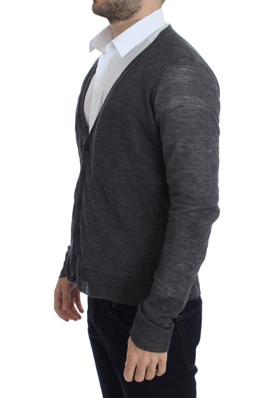 Merk: Costume National CNC
  Kleur: Grijs
  Materiaal: 42% Wol 40% Acryl 18% Metaal
  Model: Vest
  Sluiting: Volledige knoop
  Logo details
  Geslacht: Mannen