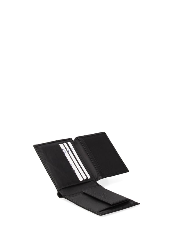 Cartera de hombre. El cierre está ausente. Los bolsillos internos son tarjeteros. Los bolsillos externos están ausentes. Falta la correa para el hombro. Falta el mango. Hay un compartimento interno. El material exterior es 100% Piel Auténtica. Internamente no está forrado. Medidas: 11x9x2 cm. Producto de moda