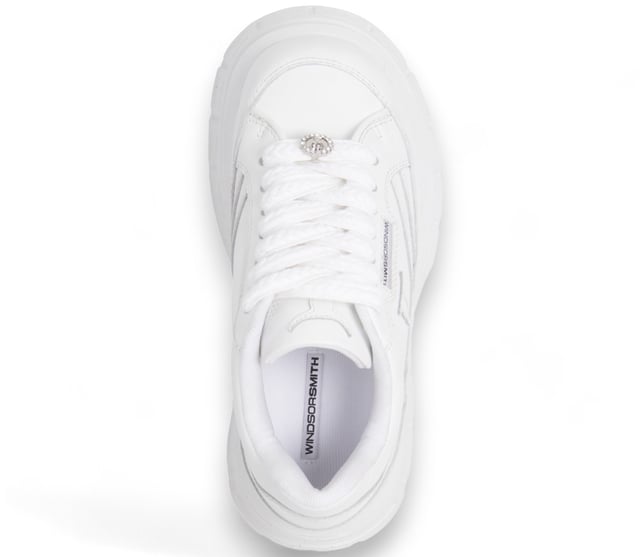 Estas zapatillas de plataforma atrevidas de Windsor Smith redefinen el estilo informal, ofreciendo una combinación perfecta de moda y comodidad. El diseño grueso crea una silueta llamativa, mientras que el detalle de cordones y el logotipo Diamante de Windsor Smith añaden un toque urbano a cualquier conjunto. Ideales tanto para looks informales como de moda. Parte superior de piel de vaca Forro sin piel Suela de cuña ligera con tacos de PU Detalle Diamante de la marca Windsor Smith Plantilla interior contorneada de PU suave Punta redondeada Altura de la plataforma: 5,6 cm Altura del tacón: 7,5 cm