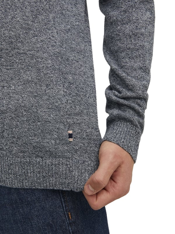 Deze gebreide trui van Jack & Jones is een warme en elegante trui voor de koudere dagen. De trui heeft een V-hals voor een klassieke en stijlvolle look. De trui heeft lange mouwen die warmte en bescherming bieden. De trui heeft geribde boorden en zoom voor een perfecte pasvorm. De trui voelt zacht aan en heeft een rechte zoom, waardoor hij comfortabel draagt. De trui is effen van kleur, waardoor hij er eenvoudig en modern uitziet. De trui is gemaakt van hoogwaardige materialen die duurzaamheid garanderen. Deze gebreide trui is een veelzijdige en gezellige basic voor je garderobe die je met verschillende outfits kunt combineren.