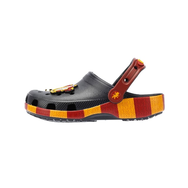 Deze Classic Clogs zijn geïnspireerd op Harry Potter's Gryffindor huissjaal in rood en goud en zijn lichtgewicht, watervriendelijk en drijvend. Met ademende ventilatieopeningen en draaibare hielriempjes voor een goede pasvorm zijn ze perfect voor fans die op zoek zijn naar stijl en comfort. Aanpasbare, exclusieve, op Gryffindor geïnspireerde Jibbitz™ bedels.