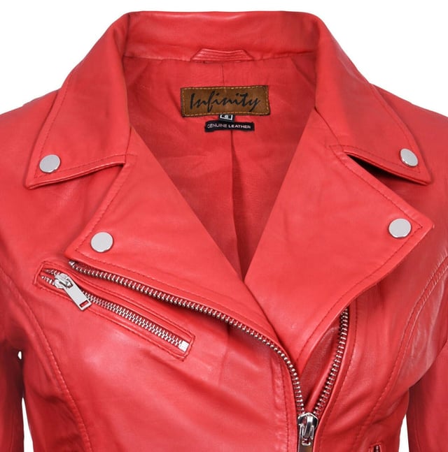 Erweitern Sie Ihren Stil mit unserer zeitlosen, meistverkauften Jacke, die für ihr minimalistisches Design bekannt ist, das nie aus der Mode kommt. Deshalb ist sie ein Muss:  
 Kultiger Minimalismus: Die anhaltende Beliebtheit dieser Jacke beruht auf ihrer dezenten Eleganz. Die Vorderseite verfügt nur über drei dezente Taschen, die jeweils mit handpolierten Metallreißverschlüssen verziert sind und einen mühelos stilvollen und minimalistischen Look schaffen. 
 Klassischer Brando-Stil: In Anlehnung an die ikonische Marlon-Brando-Jacke aus den 1950er-Jahren zeichnet es sich durch ein zweireihiges Design mit breitem, fallendem Revers und einem dezentrierten YKK-Reißverschluss aus und ist eine Hommage an die zeitlose Modeikone. 
 Farbvielfalt: Wählen Sie aus einer Reihe von Farbvarianten, die Ihren Vorlieben entsprechen, egal ob Sie sich für kräftige Farbtöne wie Gelb, Rot und Grün oder klassische Farbtöne wie Schwarz, Braun und Kastanie entscheiden . 
 Premium-Material: Diese Jacke ist aus 100 % hochwertigem, ultraweichem Nappaleder gefertigt und bietet sowohl Luxus als auch Komfort. 
 Maßgeschneiderte Passform: Entworfen mit einer schmalen Passform und einer kürzeren Länge, passt es sich Ihrer Körperform an und sorgt für eine moderne und schmeichelhafte Silhouette.  Ausgestattet mit drei Außentaschen mit Reißverschluss und Reißverschlussbündchen kombiniert diese Jacke Funktionalität mit langlebigem Stil und ist damit eine vielseitige Ergänzung Ihrer Garderobe.