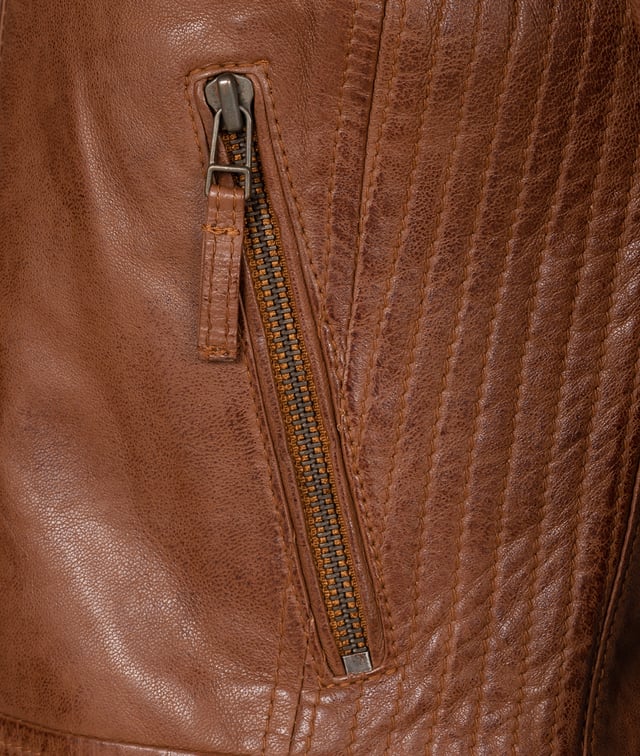 Die Lederjacke, das Synonym für die alltags Jacke, man kann sie im Sommer oder Winter tragen, mit Jeans, oder in einer Kombination mit einer schicken Hose, es ist einfach die Jacke, die jeder in seinem Kleiderschrank braucht. Die Damen Lederjacken der Marke "Rock Creek", sind in verschiedenen Modellen erhältlich, ob klassisch, ausgeflippt, vom feinen Casual- bis zum hart Rockigen-Look, wir bieten Ihnen alles an. Mit dem Jacken-Modell D-481, werden Sie bestimmt die richtige Wahl treffen. Die Leder Jacke ist eine klassische Casual-Jacke, mit Stehkragen und Reißverschluss Zippern am Armende, sie ist sehr geschmeidig und hat ein super lässiges Tragegefühl.