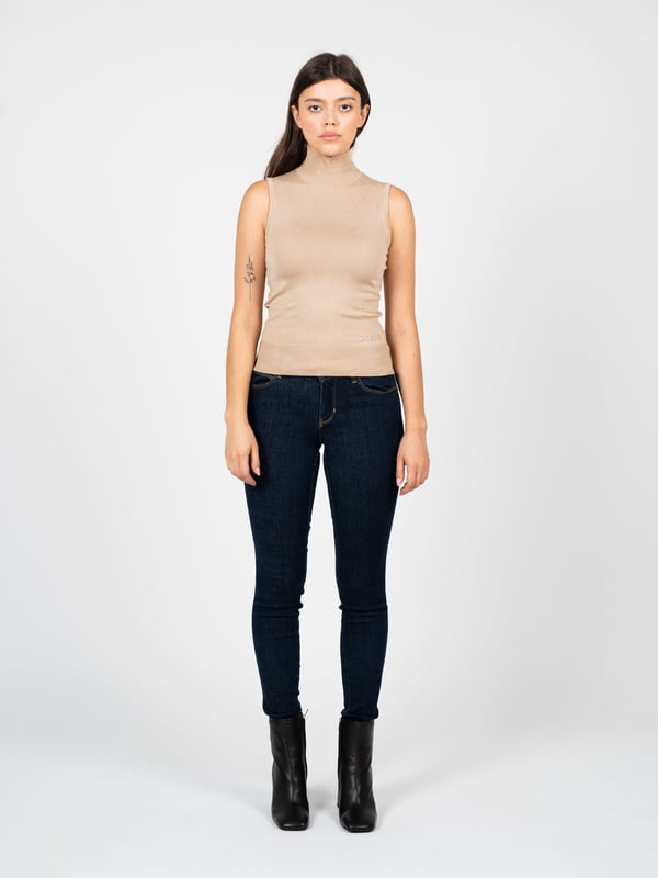 El diseño ajustado resalta la figura, añadiendo elegancia y confianza, perfecto para cualquier ocasión, desde encuentros casuales hasta salidas más formales.

Con cuello alto que añade clase y calidez, y al mismo tiempo constituye un acento de moda, combinando perfectamente con diferentes estilos.

Sin mangas, lo que hace que este producto sea la elección ideal para los días más cálidos, proporcionando comodidad y libertad de movimiento.

El bajo terminado en elástico, que asegura un ajuste perfecto y un look elegante, al mismo tiempo enfatiza la figura.

El tejido fino y elástico hace que el producto sea extremadamente cómodo y agradable de llevar, adaptándose perfectamente a la forma del cuerpo.

En la parte inferior izquierda, el nombre de la marca destaca sutilmente la calidad y el prestigio del producto, añadiéndole un carácter único.

Fabricado con tejido de alta calidad LENZING™ ECOVERO™ - un material respetuoso con el medio ambiente, lo que hace que el producto no solo sea estiloso, sino también ecológico, apoyando el desarrollo sostenible.