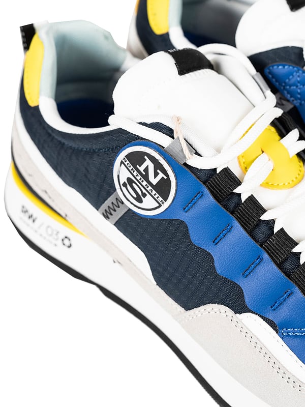Atada con cordones
Punta redondeada
Contratuerca reforzada
Lazo en la parte trasera para facilitar la colocación
Suela con logotipo
Etiqueta de la marca en la lengüeta y en el lateral externo
Con elementos de colores
Hechos de una combinación de cuero natural, cuero sintético y tela
Empaquetados en una caja de la marca