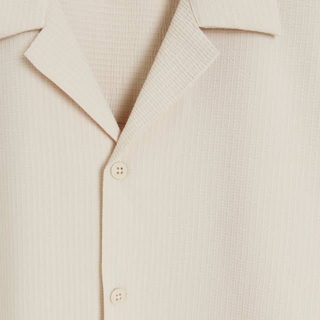 Regular fit, Seersucker fabric, Revere collar, Short sleeves, Button fastening