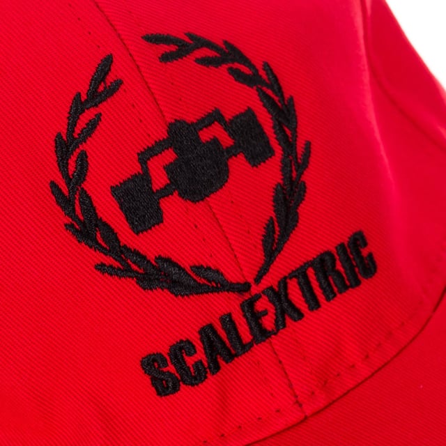 Gorra básica.
Color Rojo.
Bordado personalizado por la firma, en el frontal.
Visera lisa, con estampado a cuadros en el interior.
Ajustable mediante cierre de velcro, en la parte trasera.
Costuras vistas a tono.

Composición:  100% Algodón. 

Instrucciones de lavado:
- Lavar máximo a 30ºC.
- Planchar a media temperatura, máx. 110ºC.
- No permite usar secadora.
- No usar lejía.
- No admite el  lavado en seco.